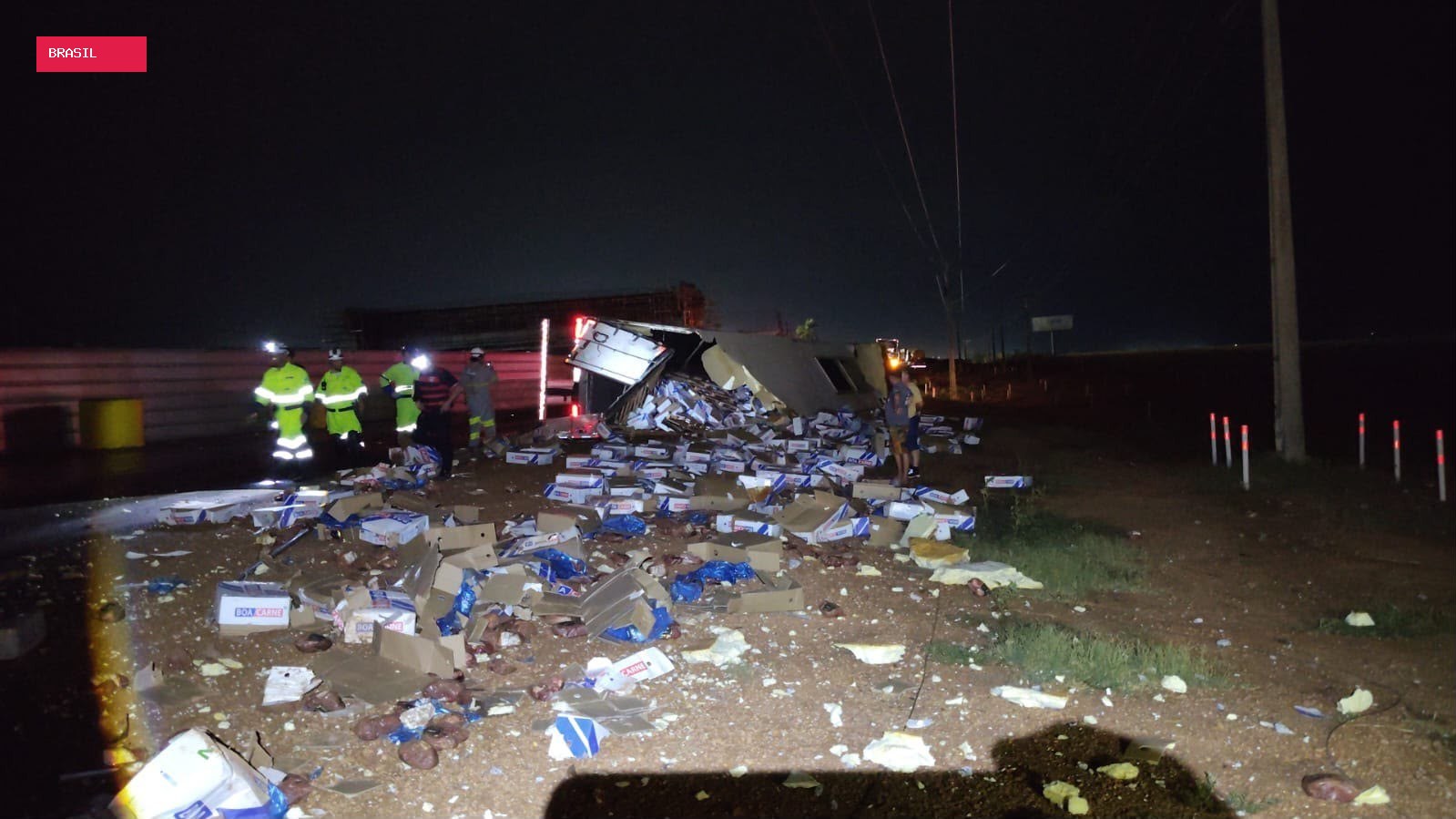Motoristas saqueiam carga de carne após carreta tombar na BR-163 em MT
