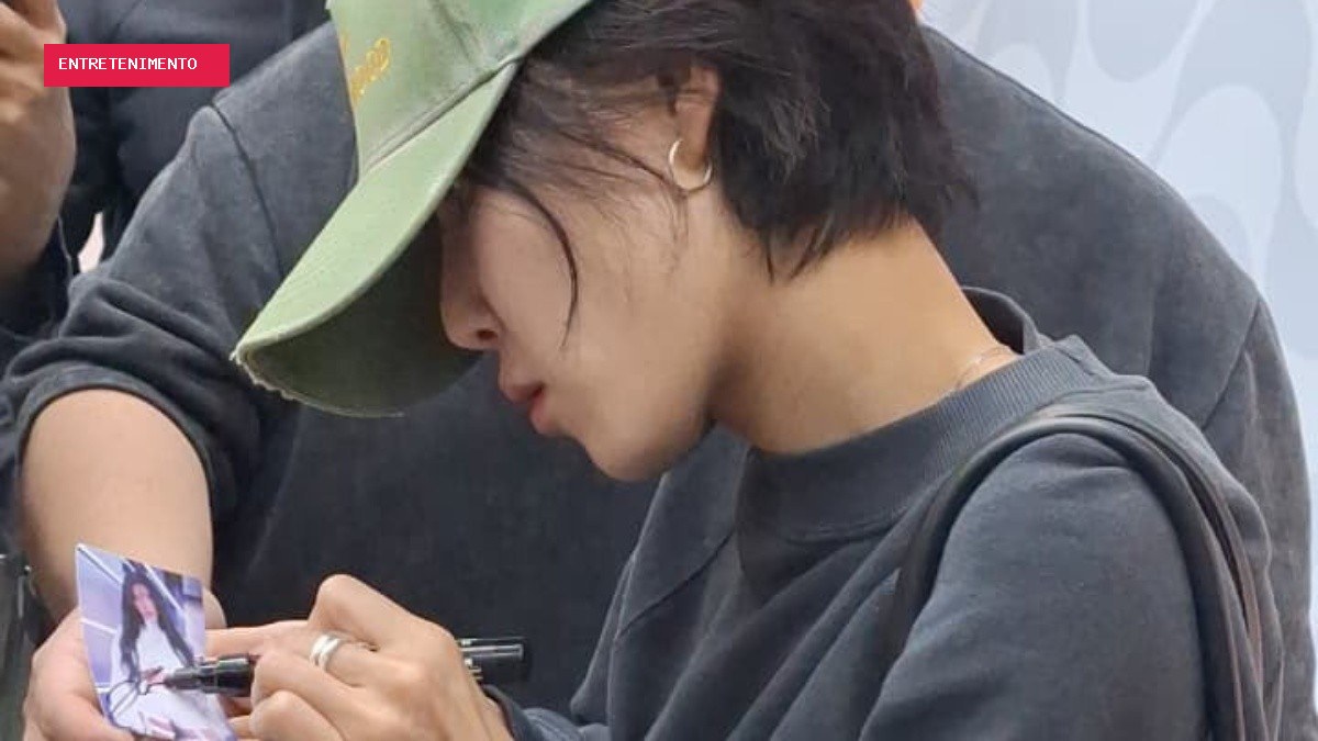 Hwasa, do Mamamoo, chega ao Brasil para o Rock in Rio e autografa até pedido de exame de urina; artista