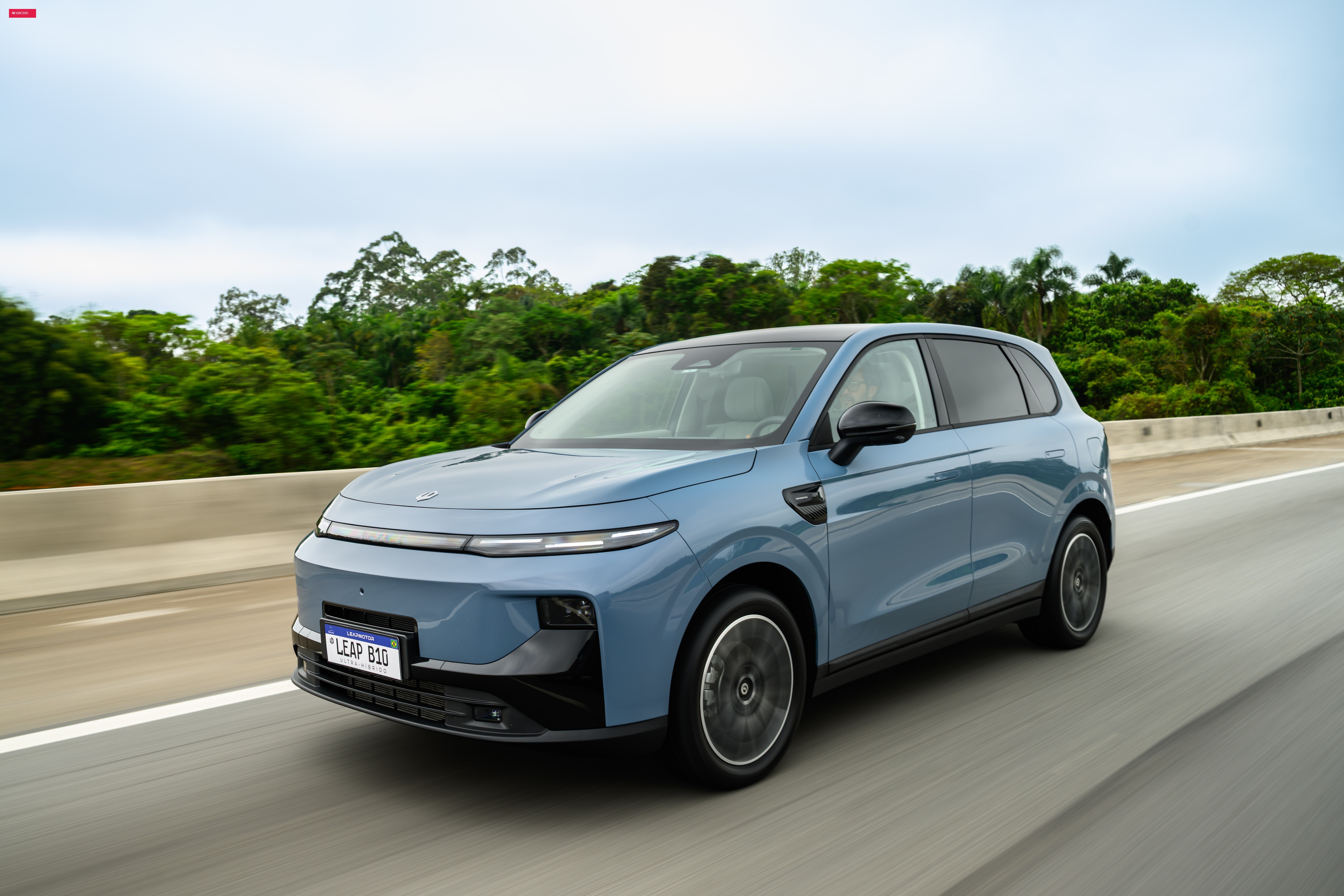 Leapmotor B10 ganha versão híbrida 'às avessas' por R$ 179.990
