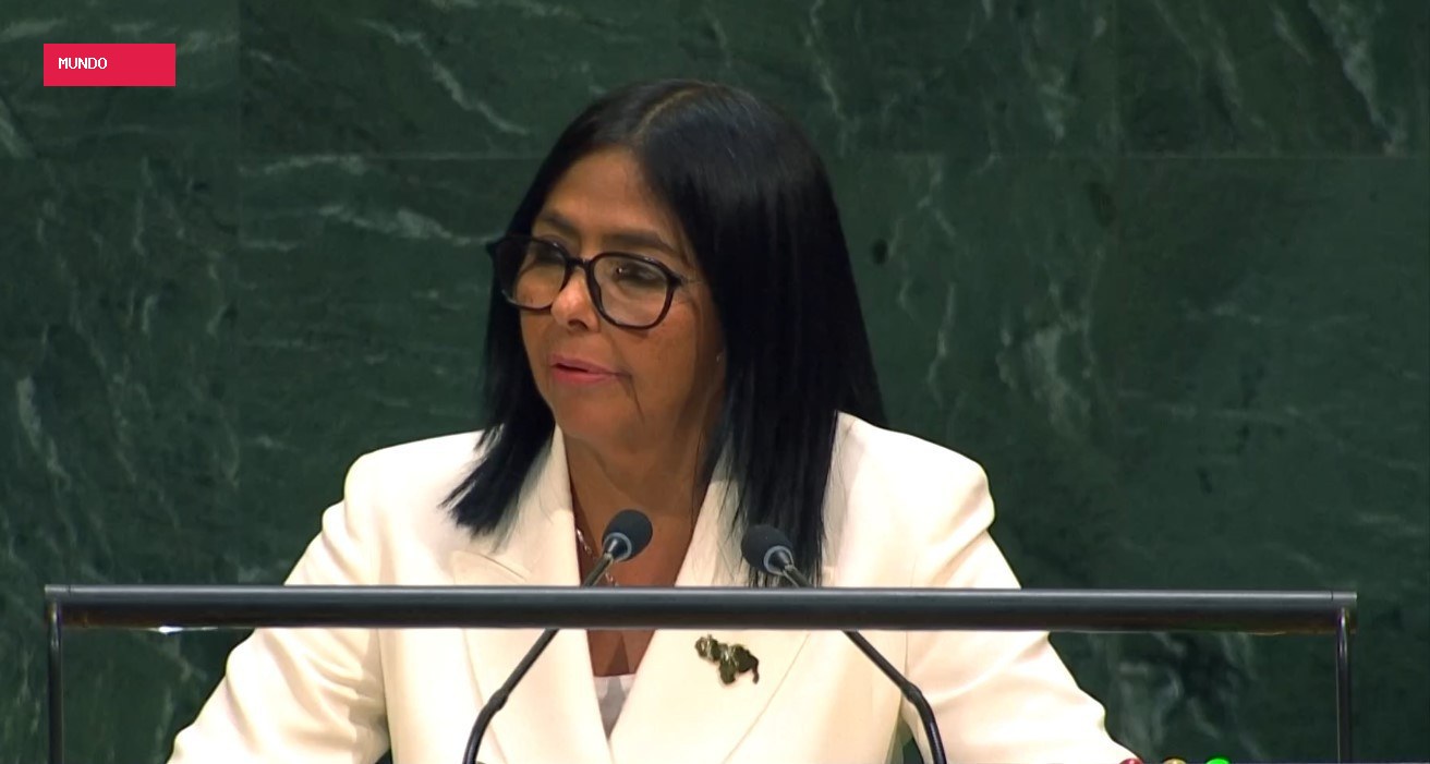 Delcy Rodríguez faz discurso na ONU com broche que parece mostrar mapa de Venezuela com Essequibo anexada