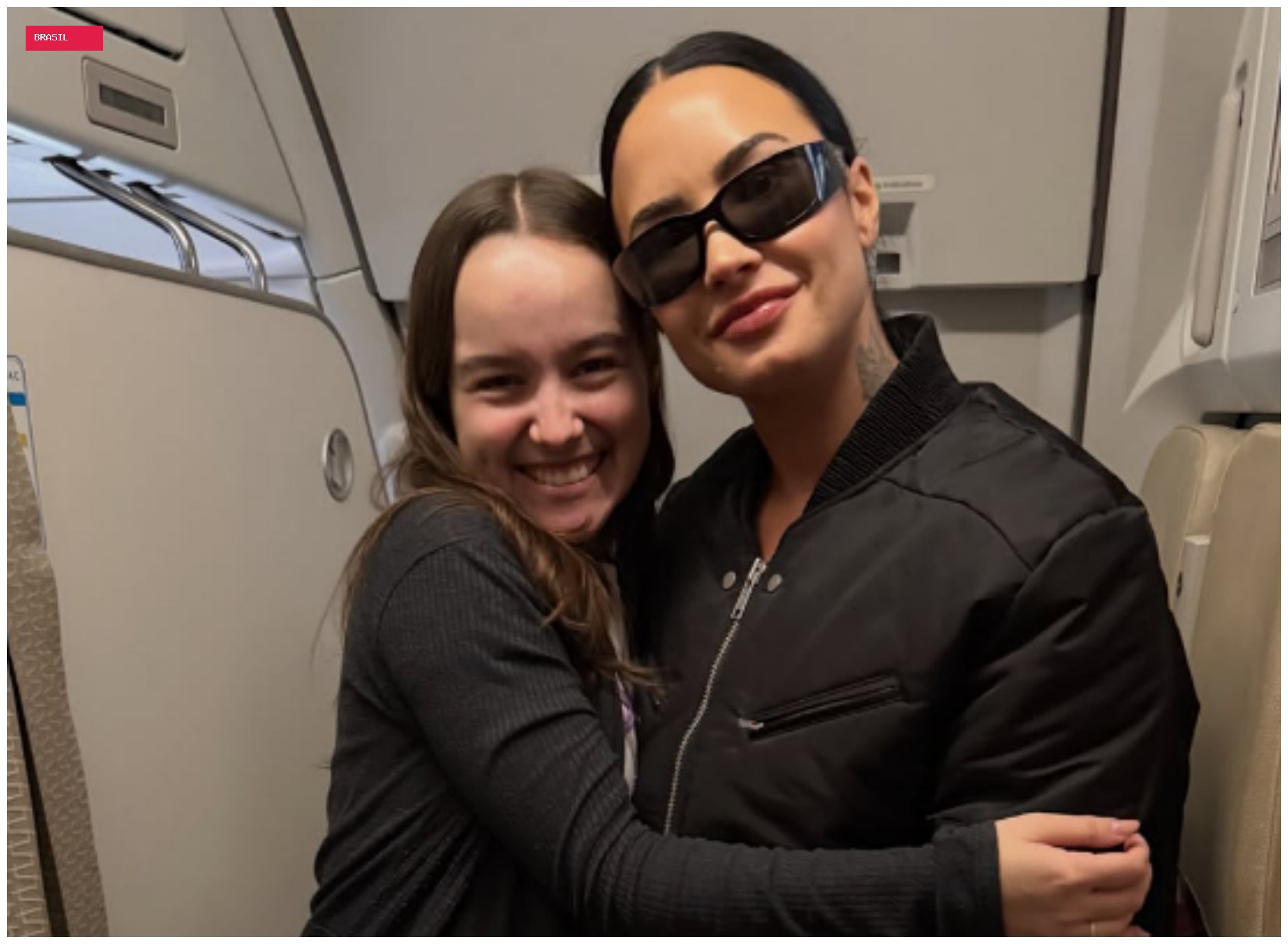 'Um dos dias mais felizes da minha vida', diz comissária que perdeu 6 voos e, no 7º, encontrou Demi Lovato