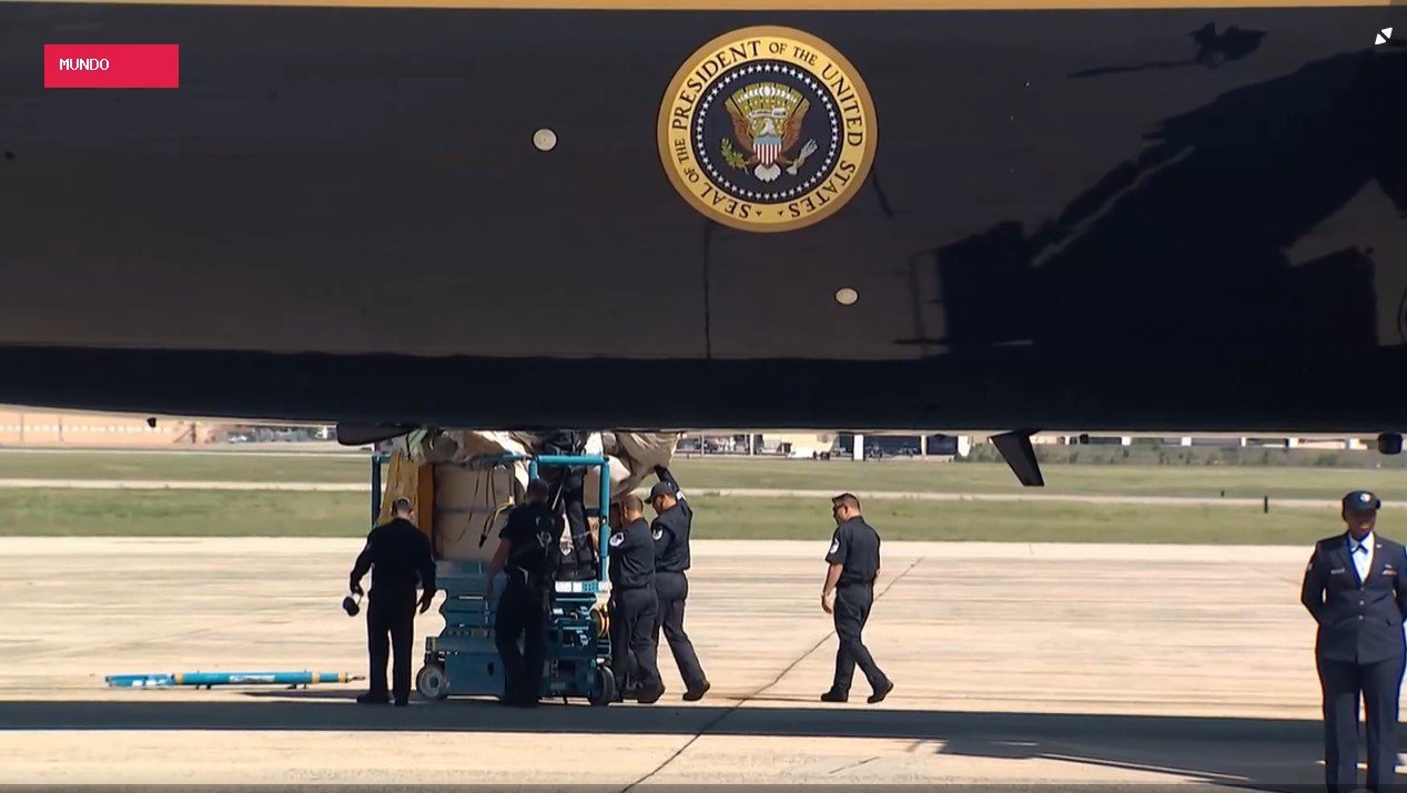 Inspeção no novo Air Force One atrasa decolagem de Trump; escorregador de emergência é acionado antes de