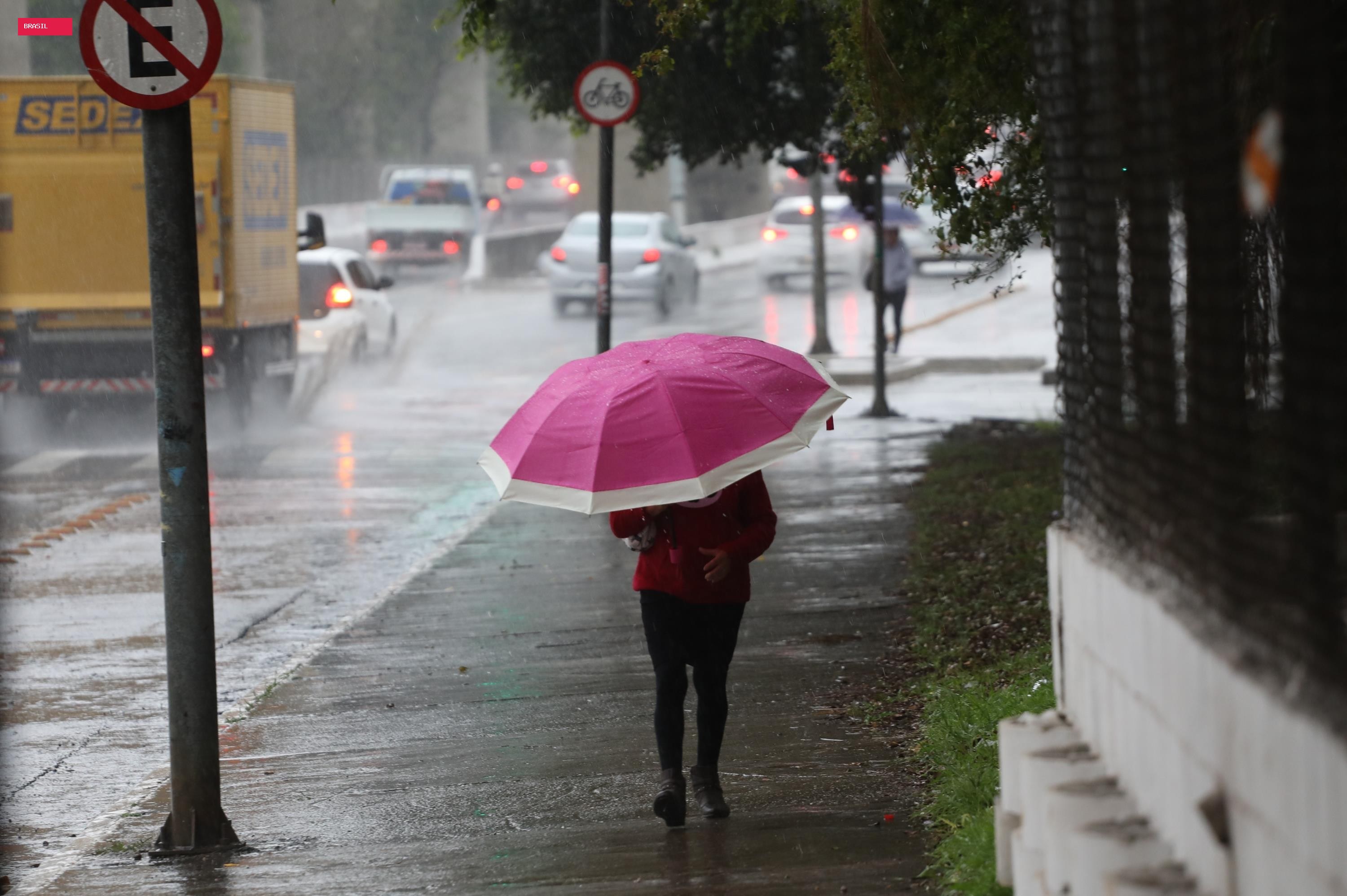 Cidade de SP terá virada no tempo nesta terça, com chuva e queda de temperatura
