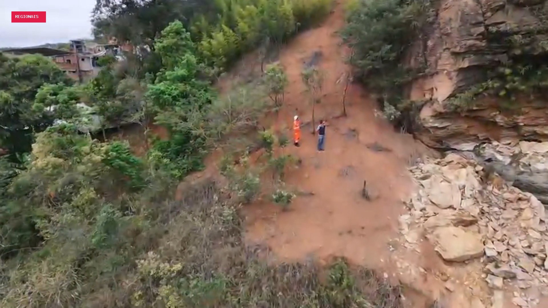 Moradores de quatro imóveis deixam casas após queda de rochas em Bela Vista de Minas; VÍDEO