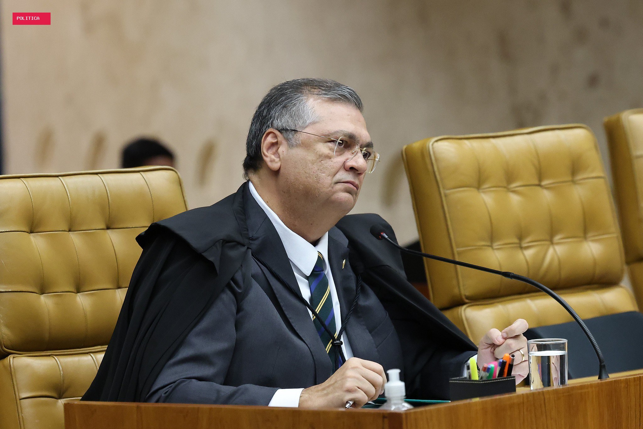Defesa de Flávio Bolsonaro tentou quatro vezes redirecionar de Dino para Mendonça investigação sobre 'Dark