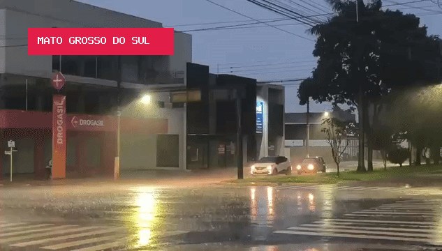Dourados amanhece com chuva forte e rajadas de vento