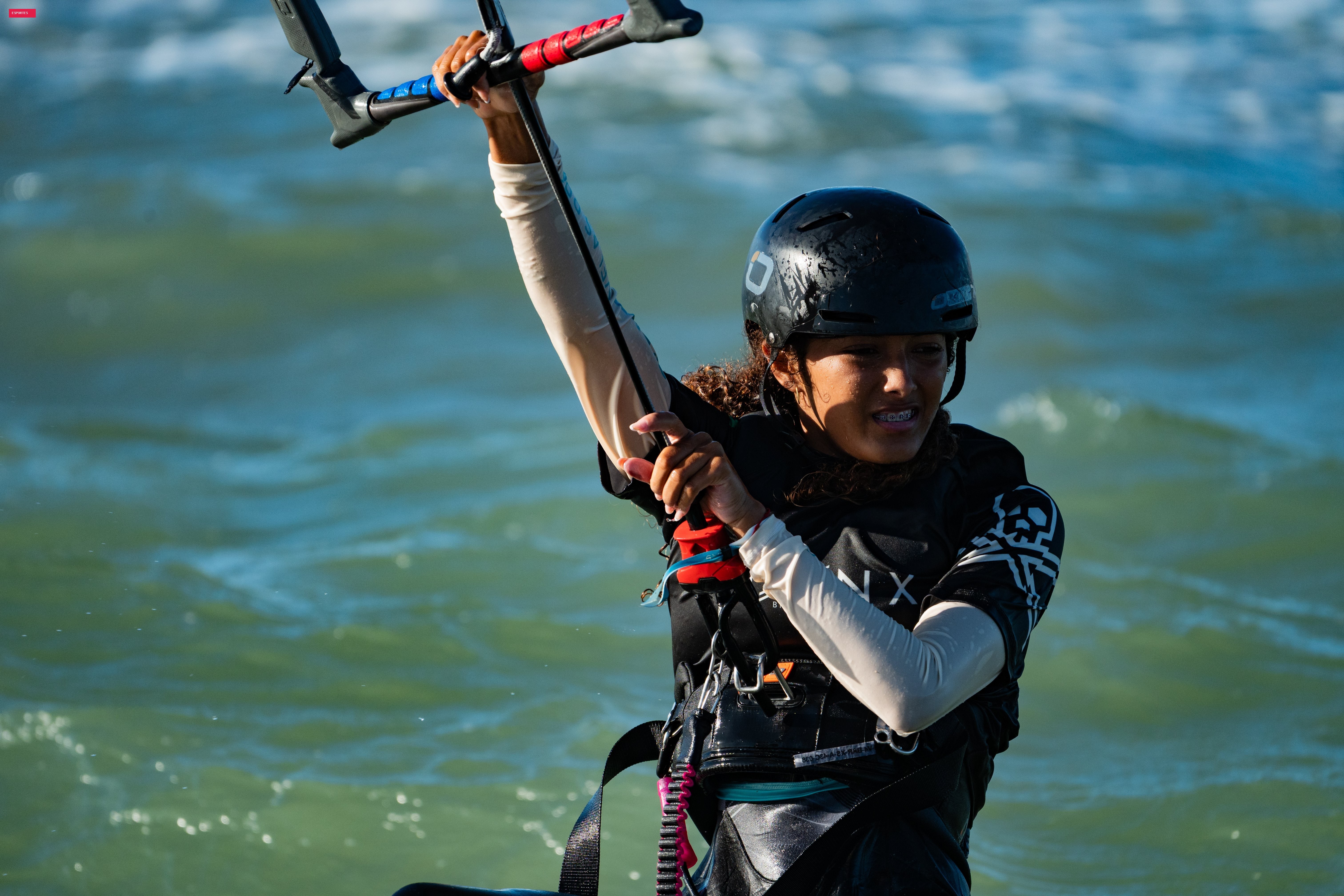 Cristielly da Silva brilha em competição de kitesurfe no Preá, no Ceará
