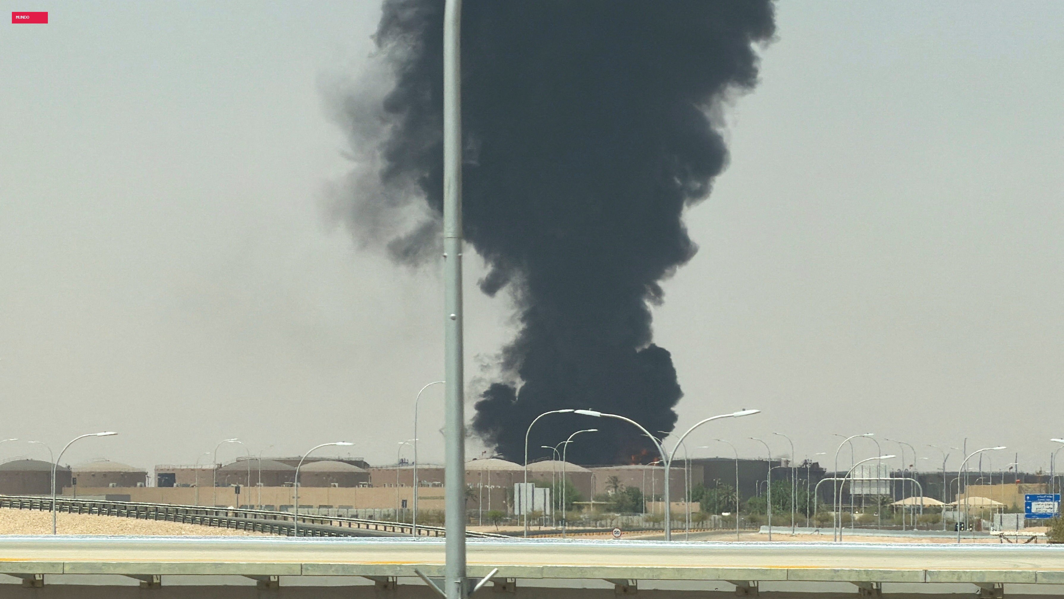 VÍDEO mostra imensa coluna de fumaça negra na capital da Arábia Saudita após ataque