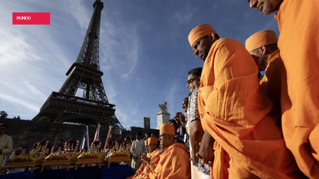 Eiffel Tower closed in row over women removed for Hindu group