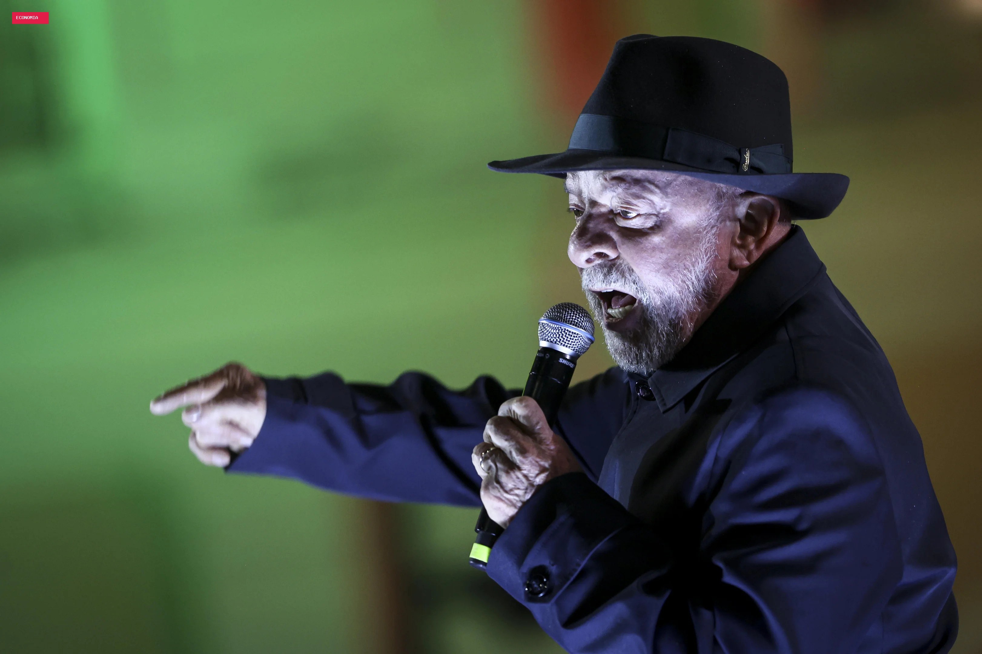 Lula diz que é preciso parar com 'babaquice de fazer superávit' para governo investir