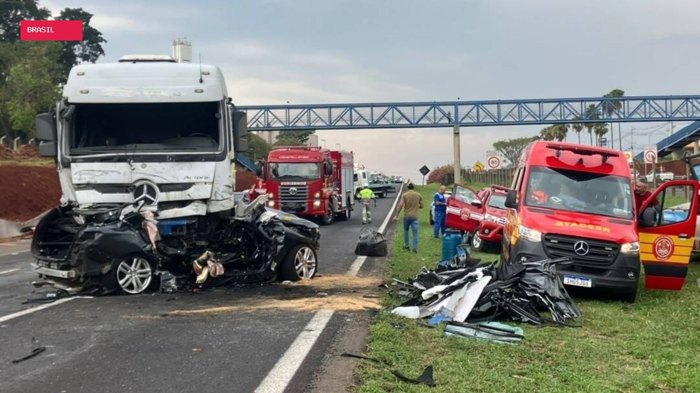 Vídeo mostra carro batendo de frente com caminhão na Rodovia Zeferino Vaz; motorista morreu