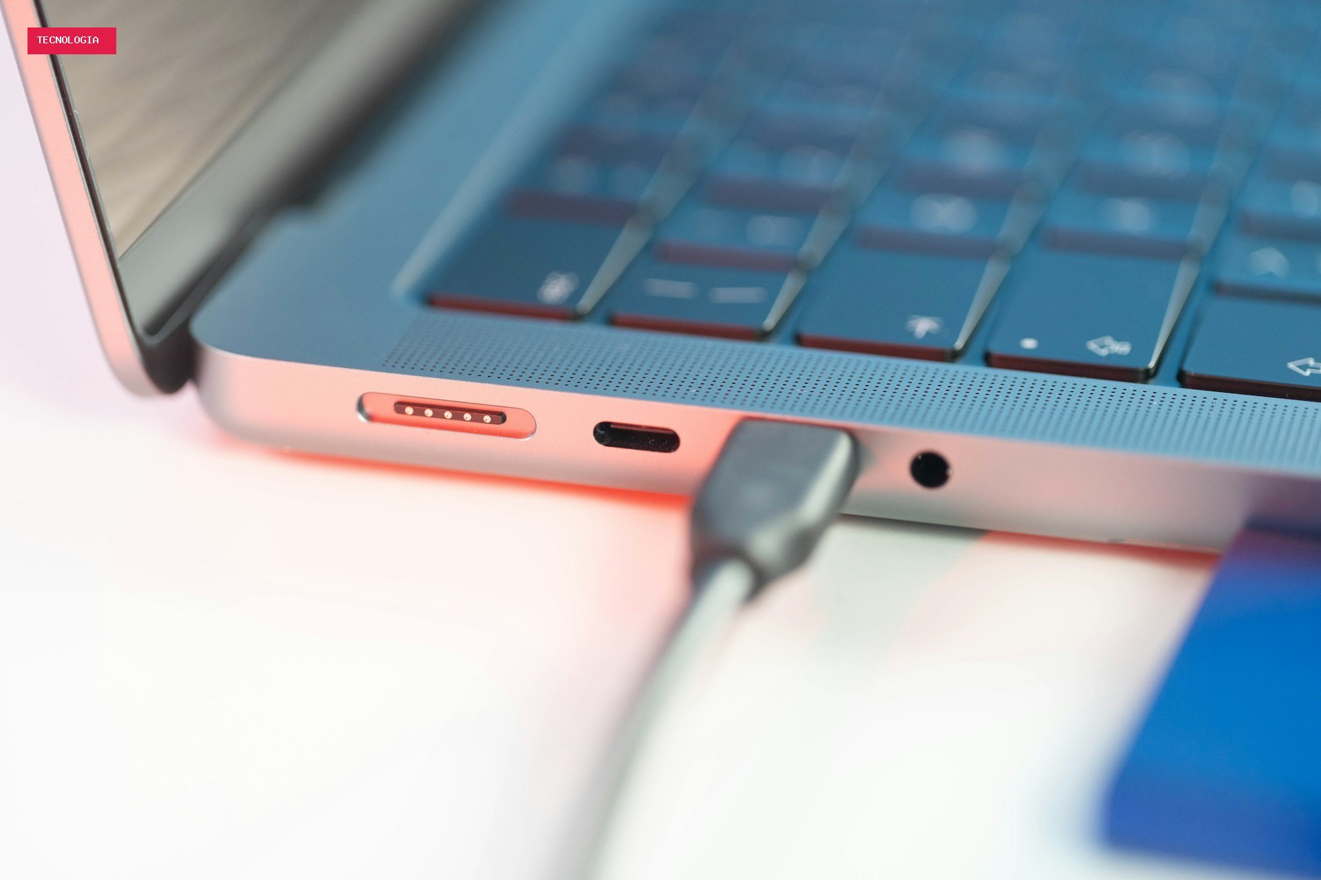 Deixar o notebook ligado na tomada o dia todo estraga a bateria?