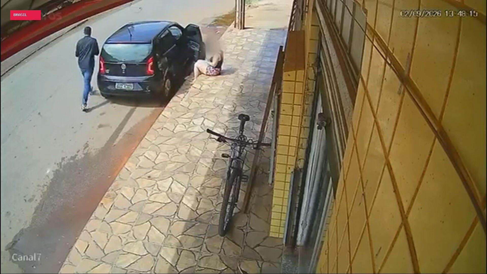 Homem armado ataca mulher e rouba carro no DF