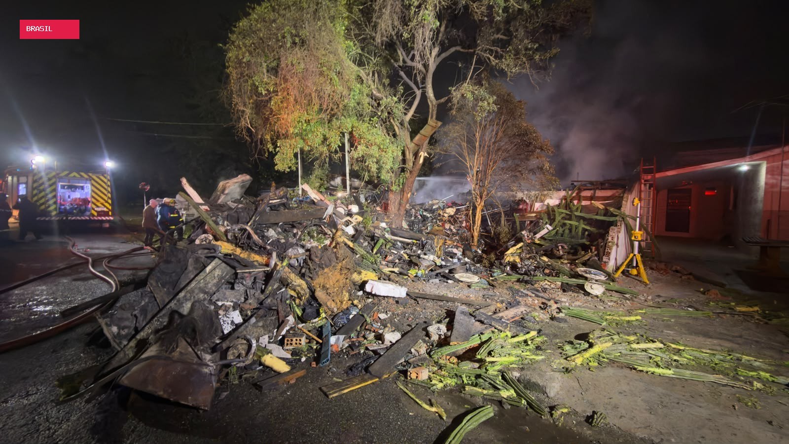 Idoso é encontrado morto embaixo de três metros de entulhos após casa ser destruída por incêndio, em