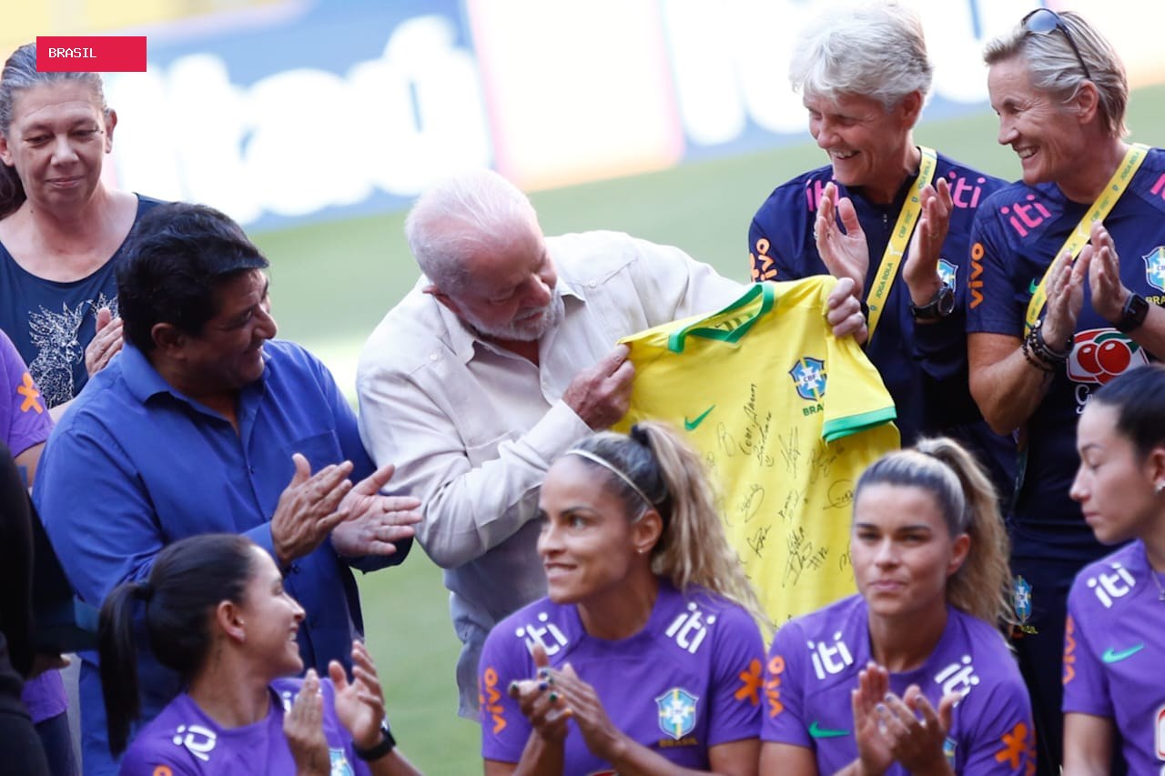 Lula sanciona lei para fortalecer e incentivar o futebol feminino no Brasil