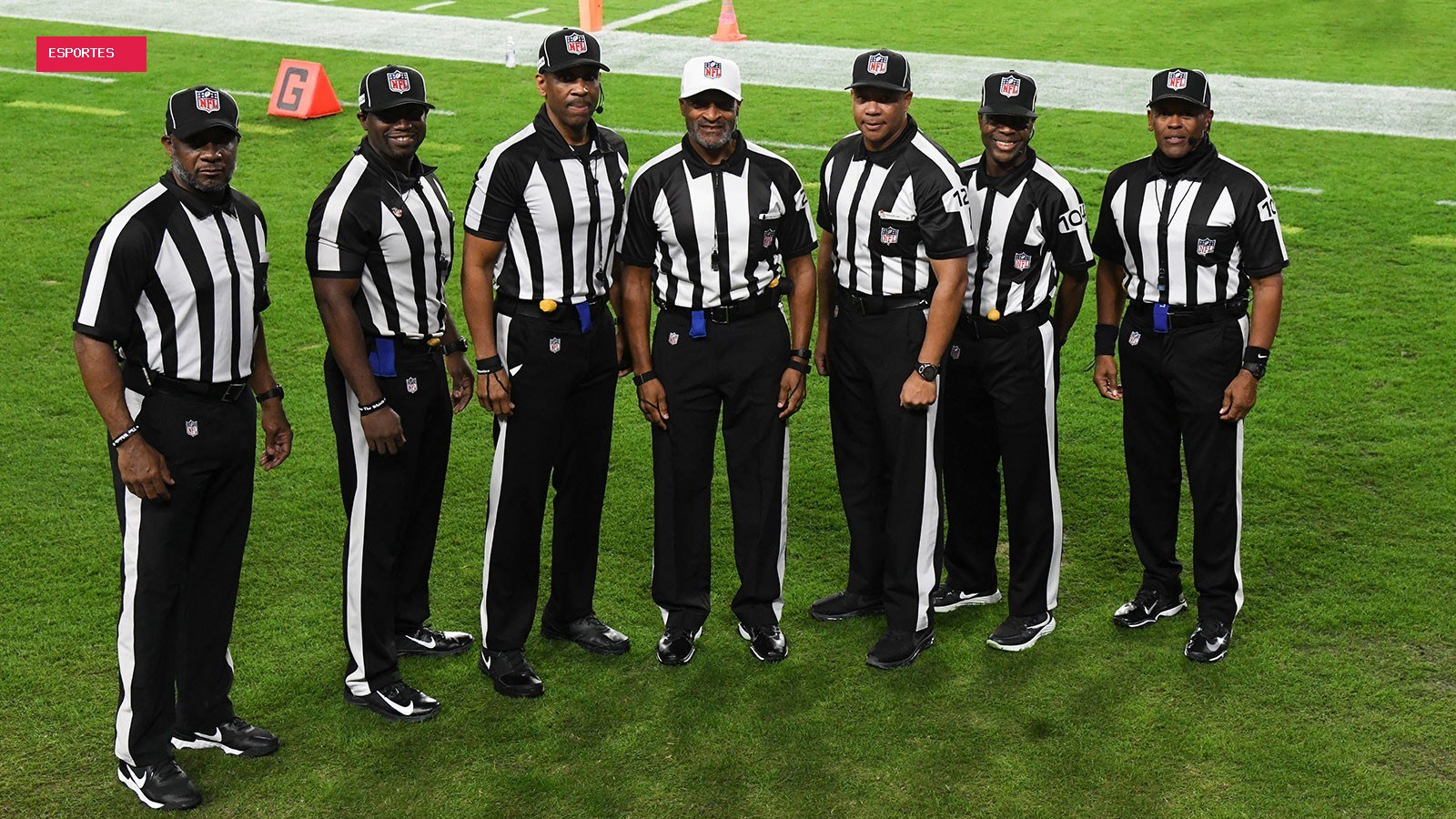 Sete em campo e divisão por bonés: como funciona a arbitragem da NFL