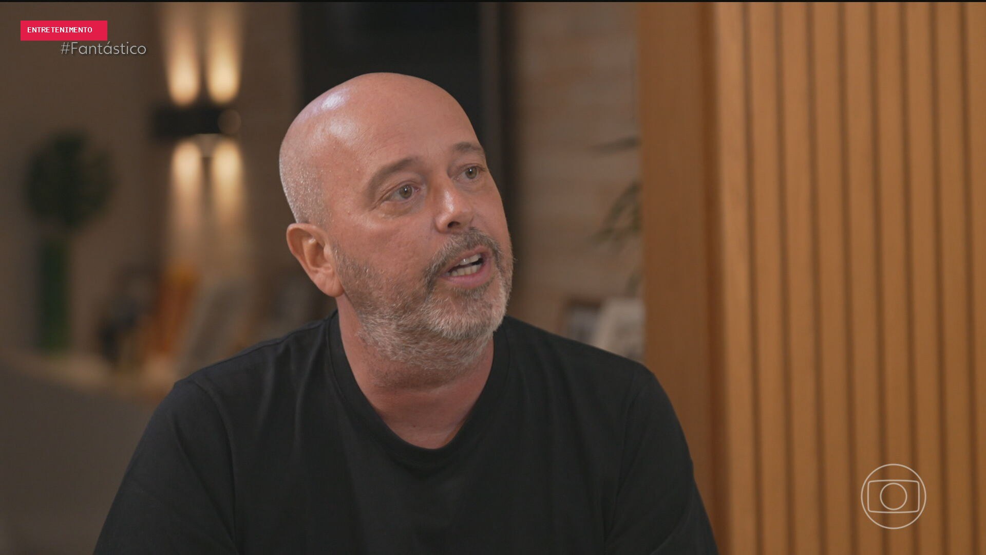 Alex Escobar fala sobre retorno gradual à TV após diagnóstico de doença que afetou sua fala e faz apelo ao