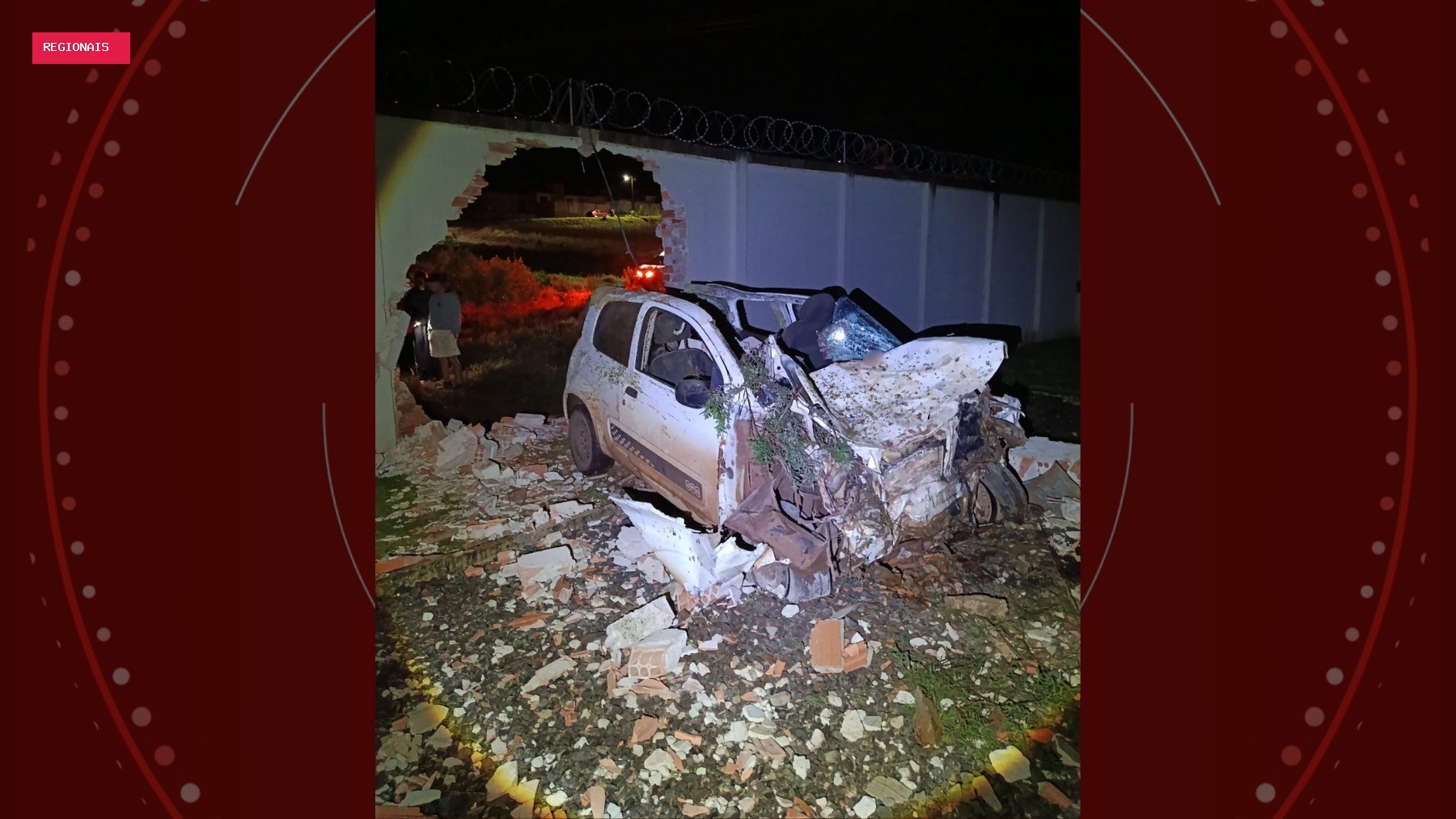 Motorista de carro morre após atropelar cavalo que invadiu rodovia e atravessar muro de subestação de