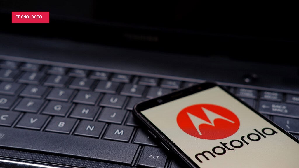 Motorola “exibe” novo Razr dobrável em teaser após estreia do iPhone Duo