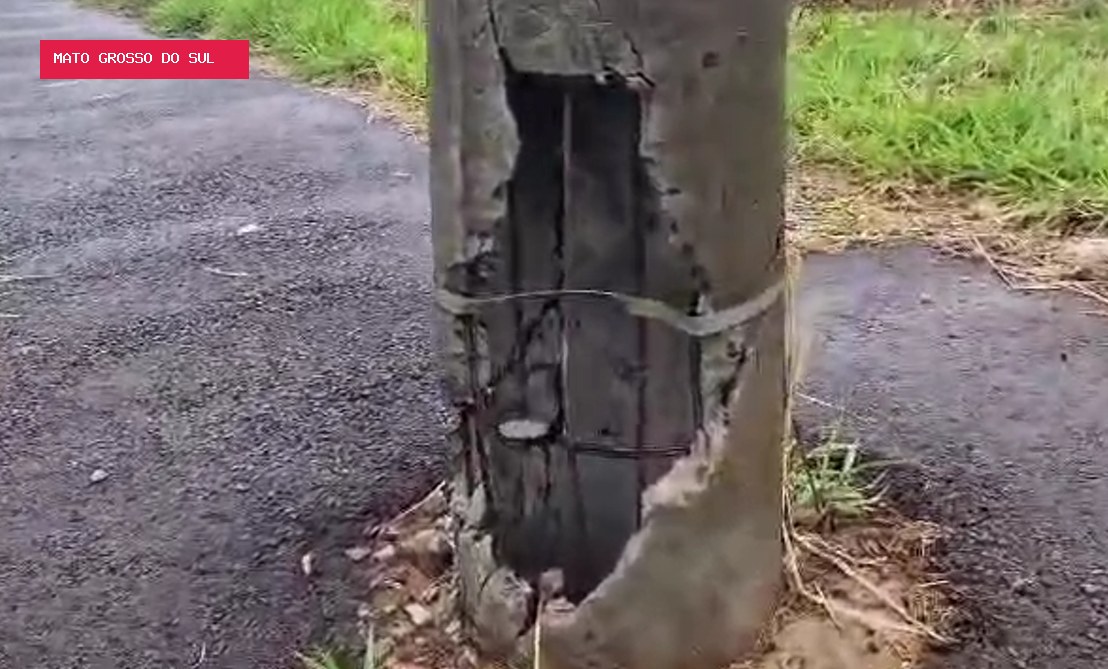 Após acidente, poste fica torto e preocupa moradores no Santo Antônio