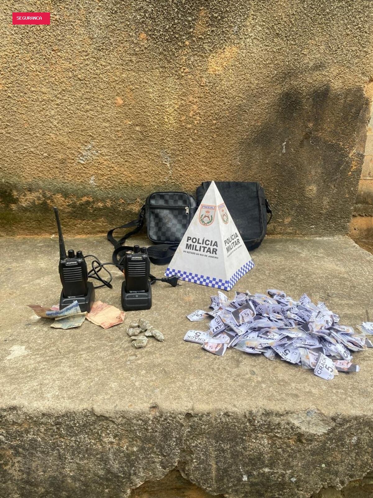 Jovem é preso por suspeita de tráfico de drogas em Três Rios