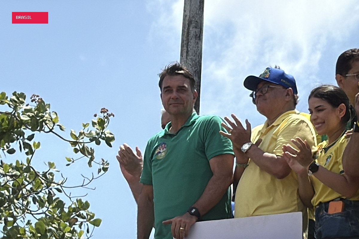 Em São Luís, Flávio chora em comício e ergue retrato de Jair Bolsonaro
