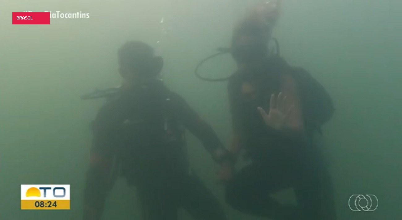 Repórter mergulha com bombeiros e acompanha treinamento em veículos submersos em lago no TO