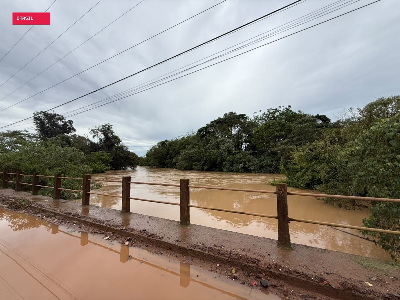 Rio transborda, deixa 20 pessoas desabrigadas e interdita vias em Capivari