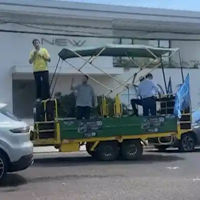 Com carro de som, Catan pede votos em frente a escola afrontando regra eleitoral