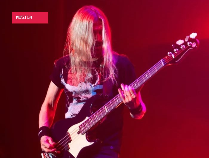 Baixo de James LoMenzo apresenta falha durante intro de "Peace Sells" em show do Megadeth