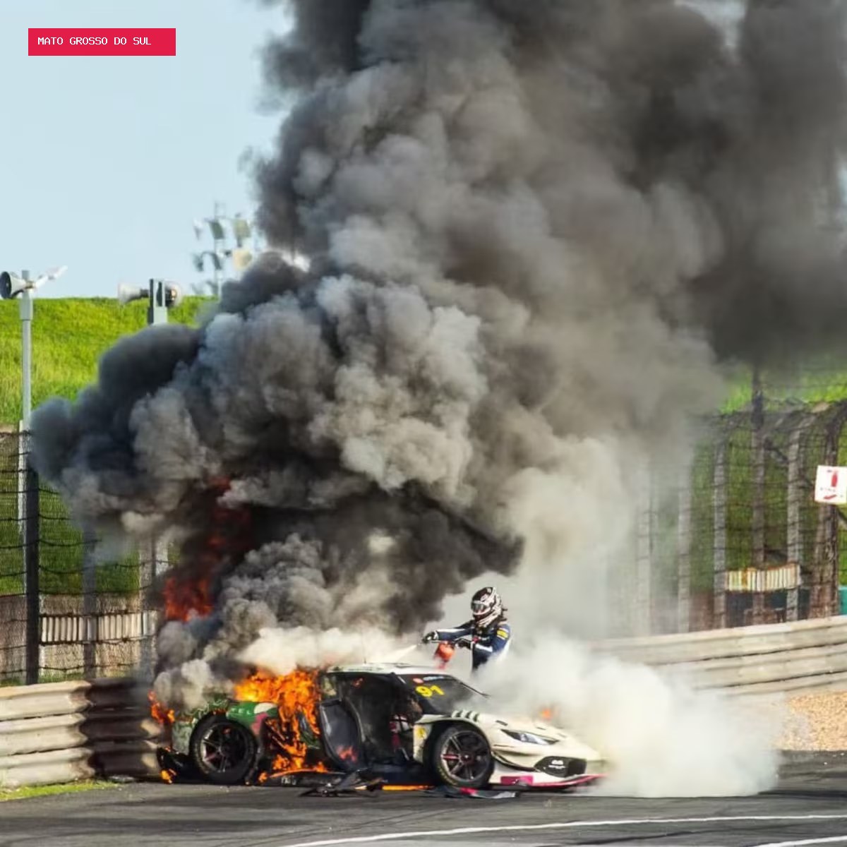 Piloto abandona corrida para salvar rival de carro em chamas no China GT