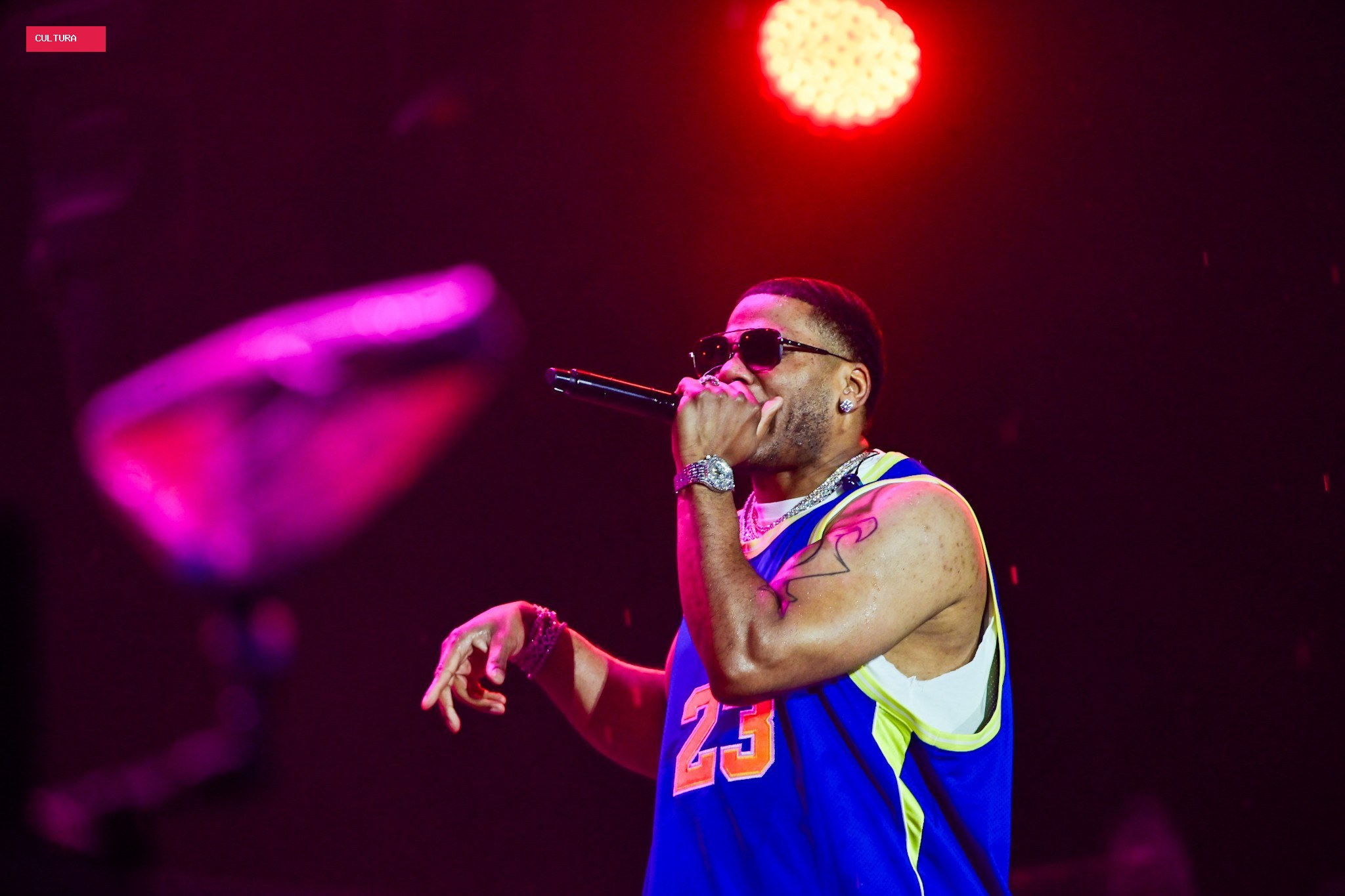 Nelly faz festa anos 2000 em show preguiçoso para plateia animada e tagarela no Rock in Rio
