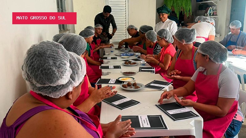 Oficina de culinária reúne 50 mulheres em Campo Grande para ensinar receitas doces e salgadas