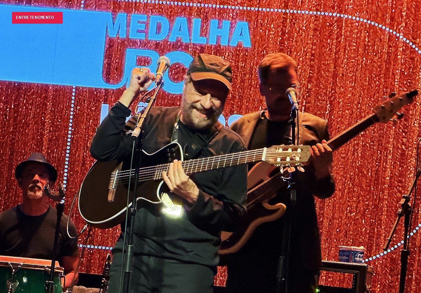 João Bosco, 'garoto de 80 anos', saúda a amizade e o diálogo ao receber a Medalha UBC em evento musical no