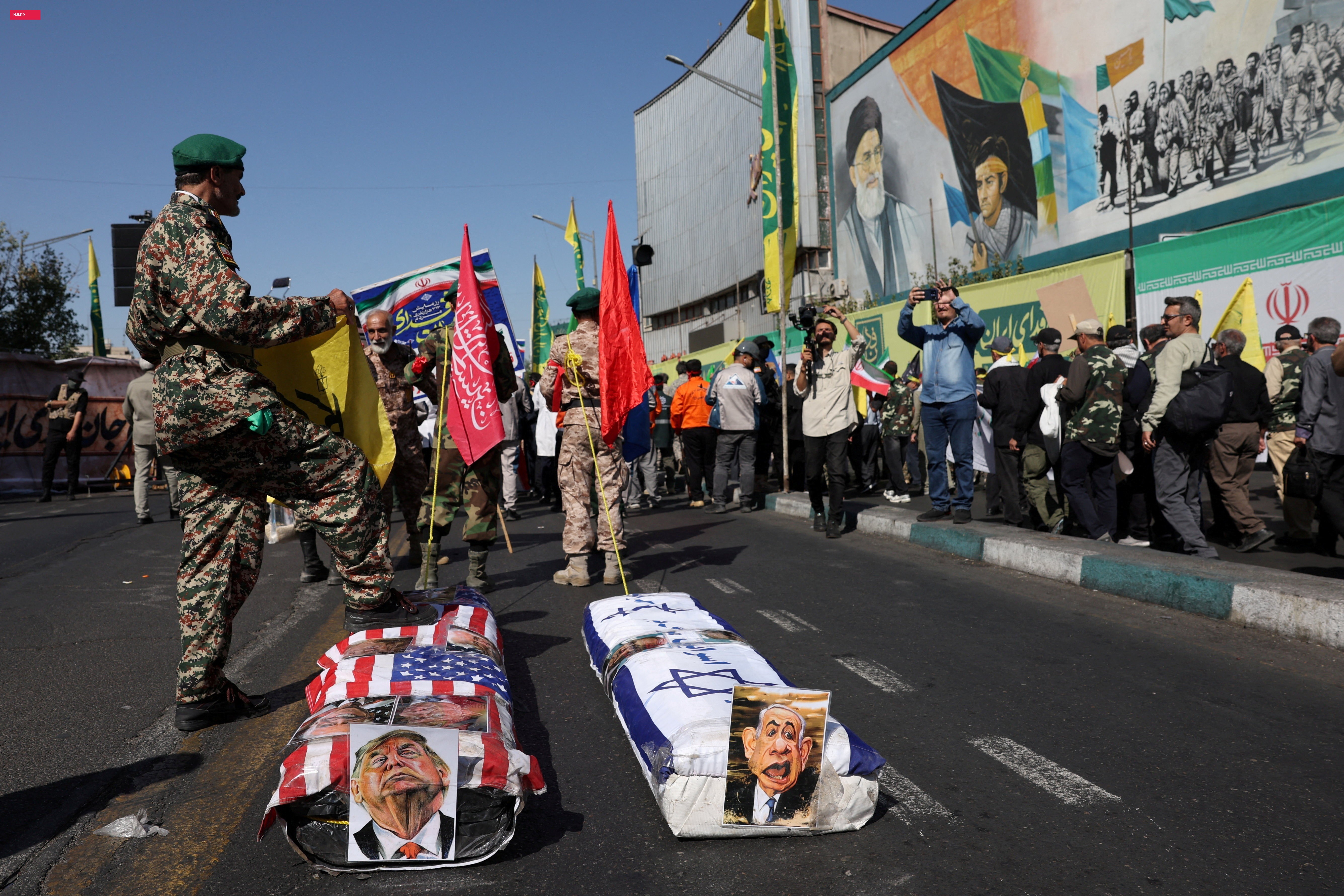 Irã faz desfile militar com 'caixões' de Trump e Netanyahu e batalhão de mulheres com AK-47; VÍDEO