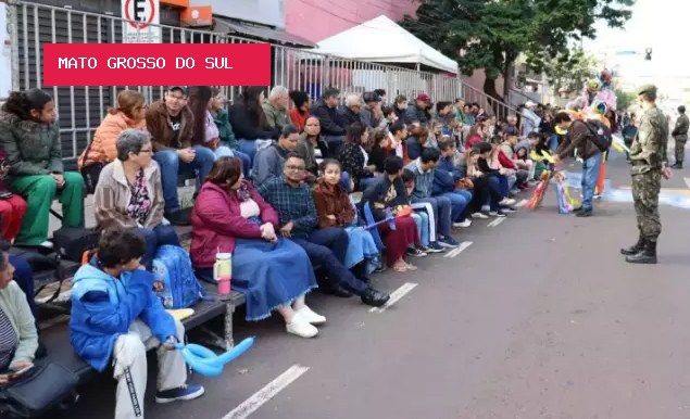 Com cobertores e casacos, público enfrenta frio para acompanhar desfile cívico