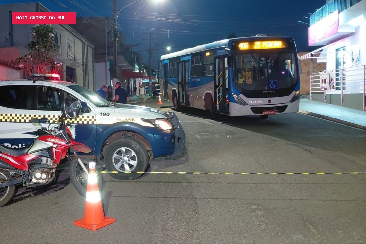 Criança de 11 anos é atropelada por ônibus na saída da escola e fica em estado grave