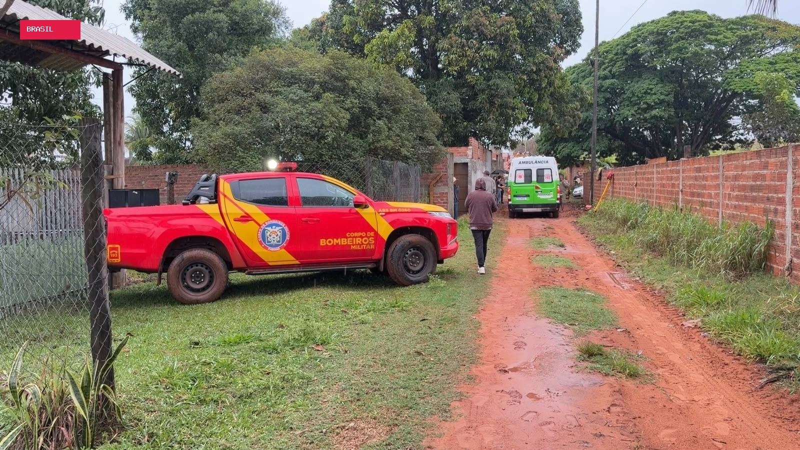 Criança que brincava em buraco morre soterrada no PR; bombeiros tiveram que escavar manualmente para
