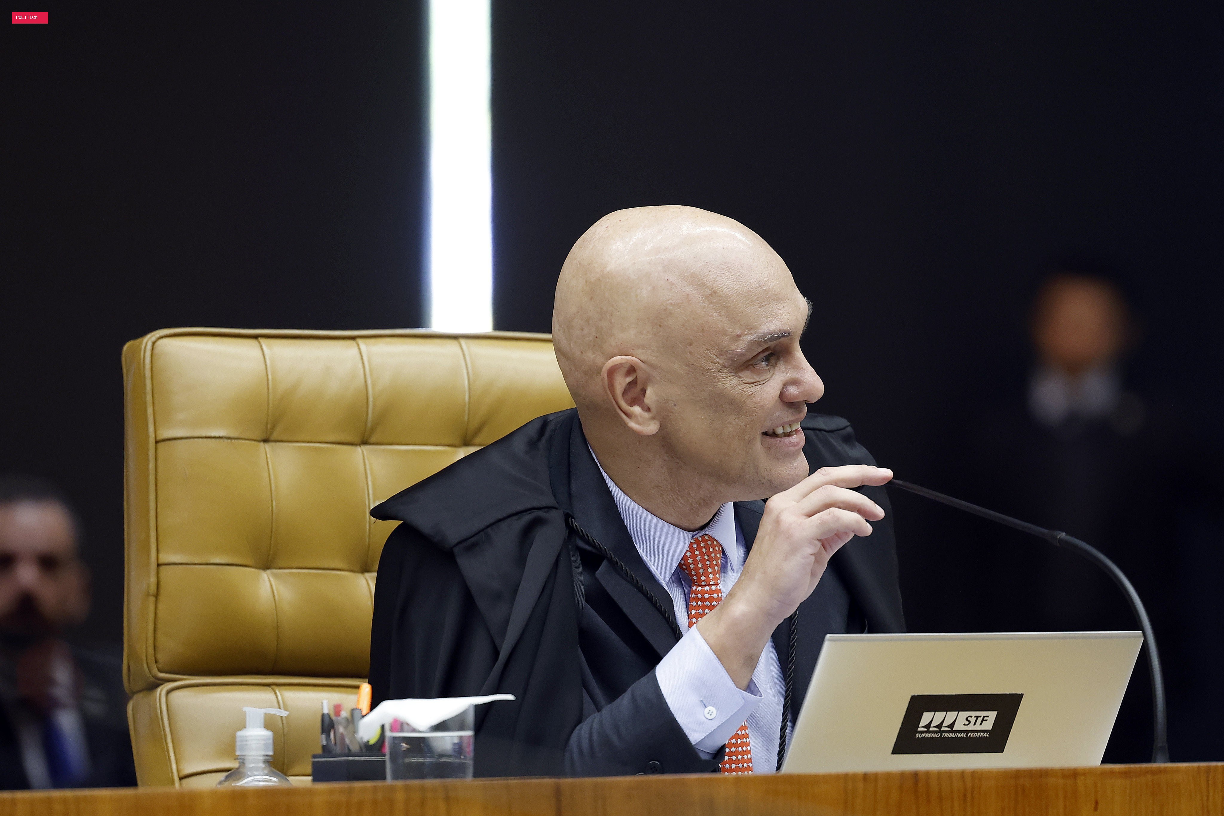 Moraes vota para rejeitar recurso da defesa e manter condenação de Eduardo Bolsonaro por coação