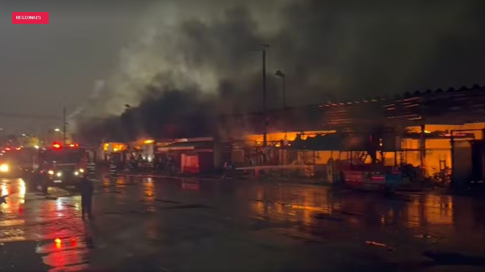 Incêndio de grandes proporções atinge galpão na Ceagesp
