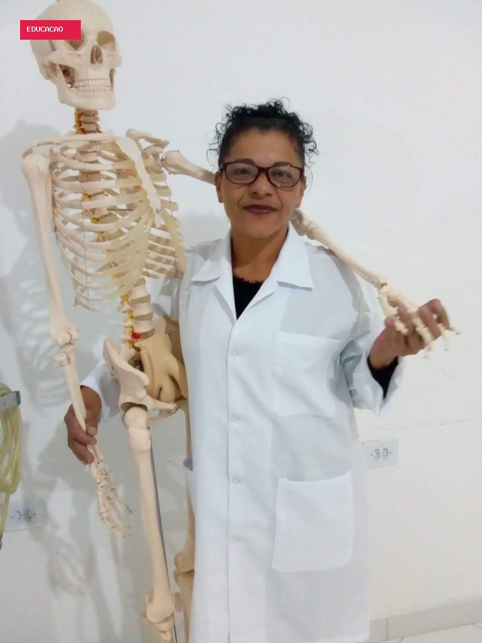 'Tem que assistir o g1': aluna do EJA tira 9 em geografia e comemora nota com o neto