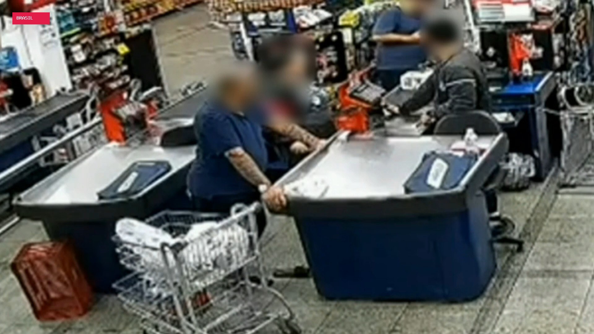 Servidora é suspeita de emitir cartões de programa social em nome de pessoas falecidas para usar o