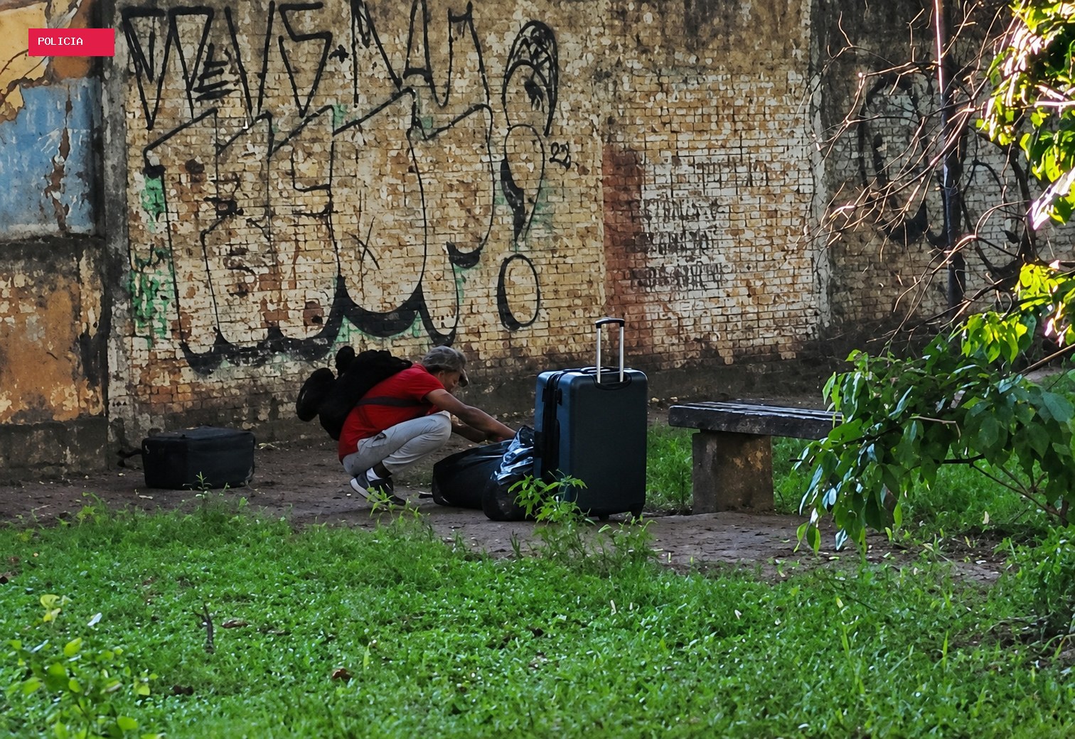 Ladrão invade casa, foge com malas e é preso, mas polícia procura arma furtada