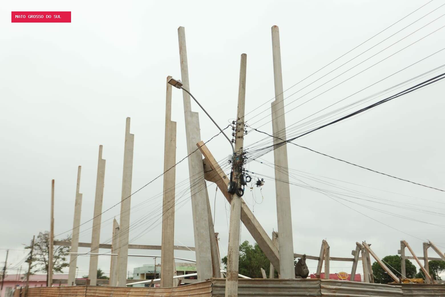 Estrutura de obra que matou 2 tem novo desabamento e concreto ameaça fiação