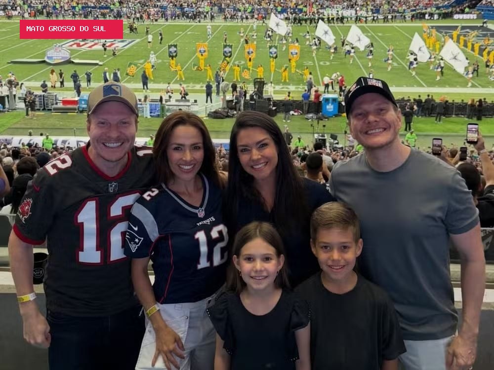 Semelhança entre Michel Teló e irmão em foto de família rouba a cena na web