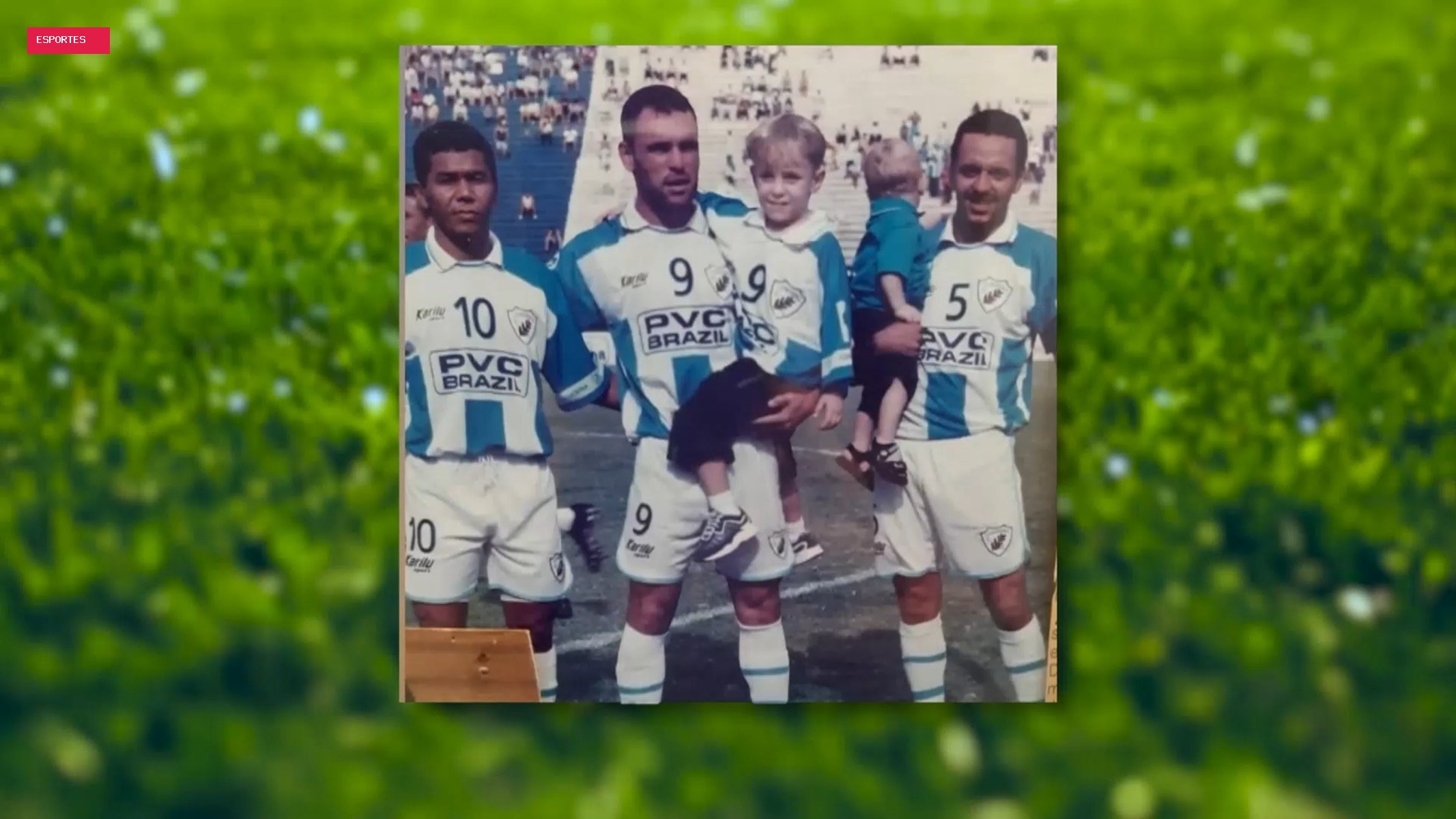 Filho de ex-atacante do Londrina estreia no gol 25 anos após foto em campo no colo do pai