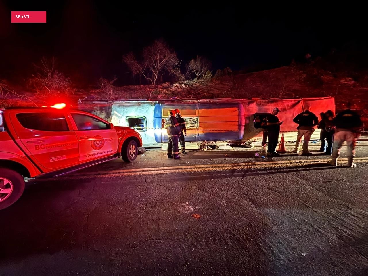 Acidente com ônibus de turismo deixa 3 mortos e 45 feridos na BR-262 no Espírito Santo