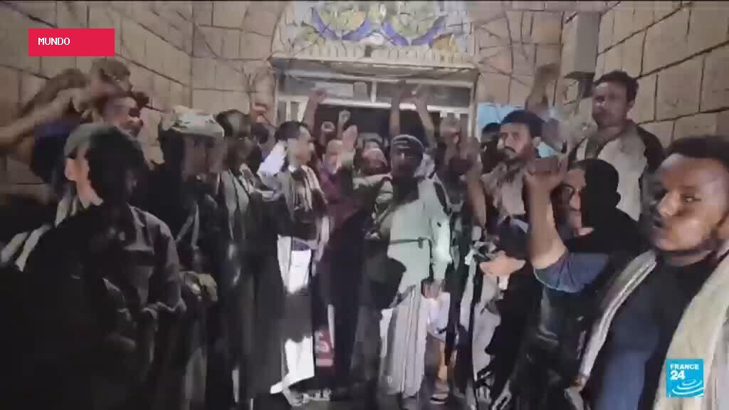 Houthis seize key Yemeni Red Sea port, sources say, threatening global energy flows