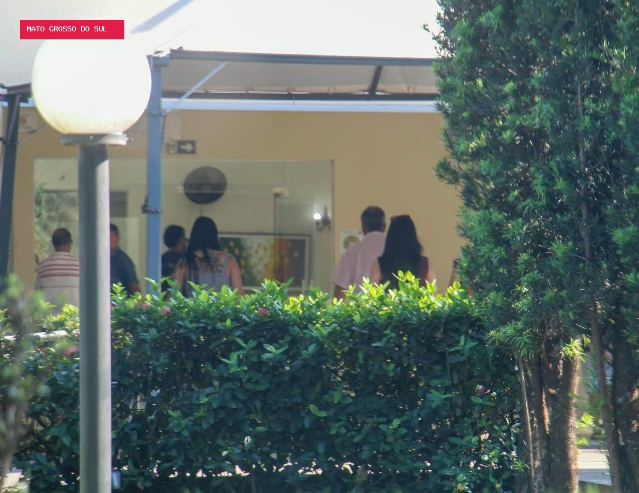 Filha de 14 anos passa velório todo ao lado do corpo da mãe, morta em acidente