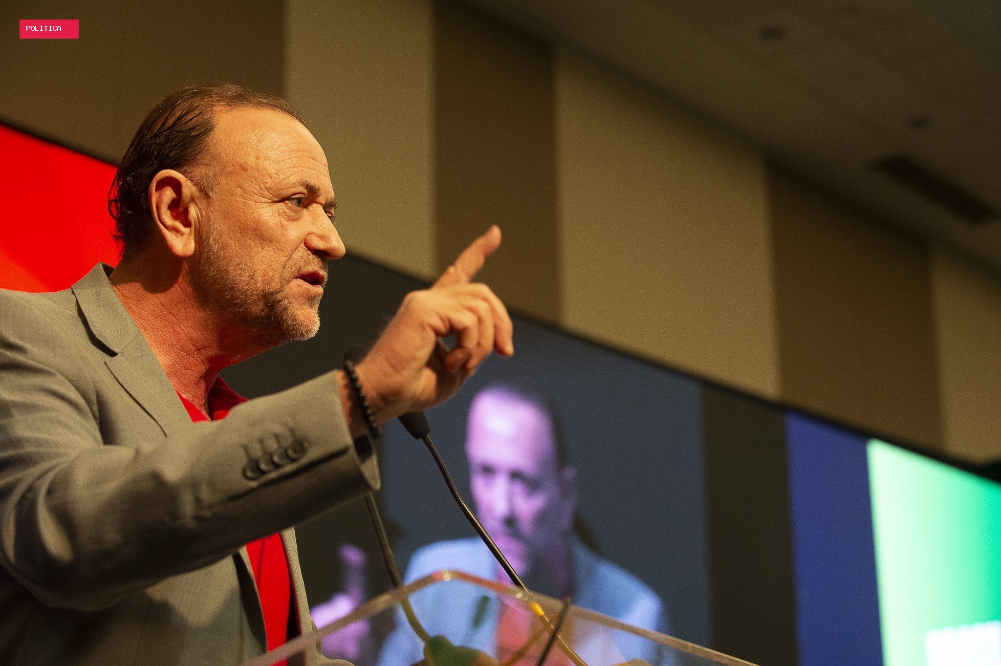 Presidente do PT defende apuração de denúncias no STF e afirma que país vive crise institucional